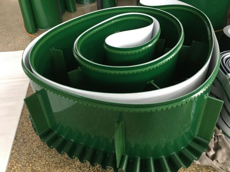 输送带表面加单边加裙边，再加挡板导条