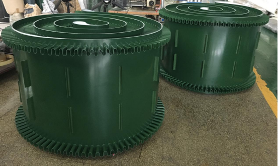 绿PVC输送带加裙边和挡板