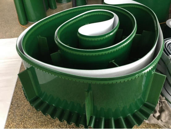 输送带表面加单边加裙边，再加挡板导条