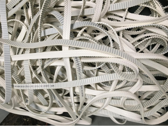 PU同步带表面加白PVC鱼骨纹皮