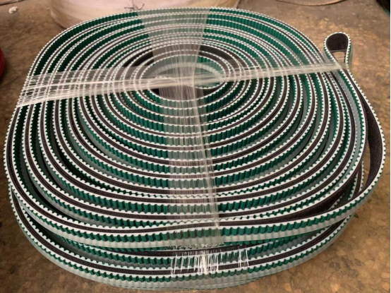 齿面绿布PU带表面加黑胶，齿面居中去齿加13*8透明PU导条